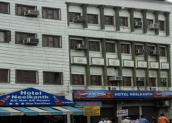 सपा नेता जुगेंद्र यादव का नीलकंठ होटल कुर्क