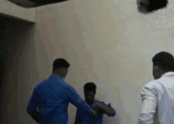 शर्मनाक: लाश के बदले पैसे लेने का वीडियो वायरल