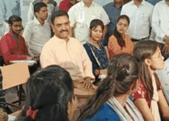 मंत्री असीम अरुण ने स्टूडेंट बन कर क्लास अटेंड की