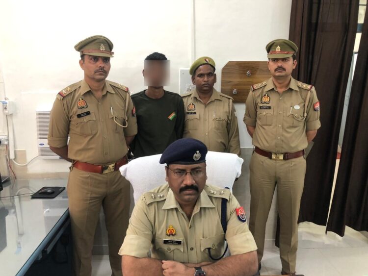 एत्मादपुर पुलिस ने पकड़ा 15 हजार का इनामी लुटेरा