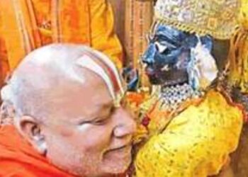 जगद्गुरु रामभद्राचार्य ठाकुर जी के श्रीविग्रह से लिपट कर रोते हुए बोले- प्रभु 40 वर्ष बाद आपने दर्शन दिए