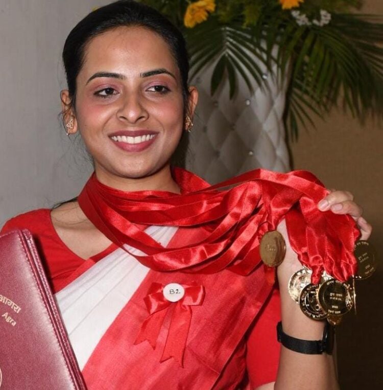 दीक्षांत समारोह: हुमा पर बरसा सोना, कुलाधिपति ने छात्रों के सामने शिक्षकों को सुनाई खरी-खोटी