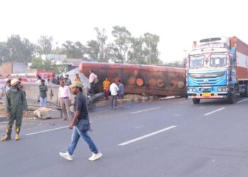हाइवे पर सीरा से भरा ट्रक पलटा, परिचालक घायल