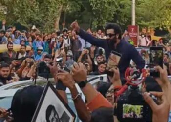 अभिनेता रनबीर कपूर को देखने के लिए एमजी रोड पर लगा जाम