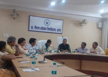 विश्वविद्यालय का नाम इस कदर बढ़ाया जाए कि यहां विदेशी छात्र भी प्रवेश लें
