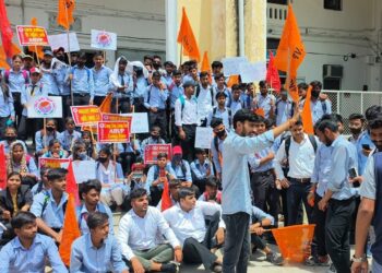 आगरा कॉलेज के प्रोफेसर पर छेड़छाड़ का आरोप, एबीवीपी ने किया हंगामा