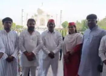 ताजमहल में समाजवादी पार्टी की मेयर प्रत्याशी ने किया प्रचार, मुकदमा हो रहा दर्ज