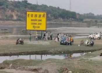 सत्संगियों ने नहीं हटने दिए यमुना डूब क्षेत्र से बोर्ड