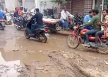 सड़क नहीं बनने पर लोगों ने किया चुनाव बहिष्कार का ऐलान