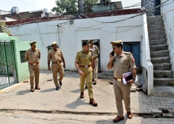 संवेदनशील बूथों का पुलिस आयुक्त और पुलिस अपर आयुक्त ने किया निरीक्षण
