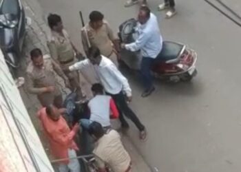 हरीपर्वत थाने में तैनात दरोगा ने की भाजपा नेता की पिटाई, वीडियो वायरल