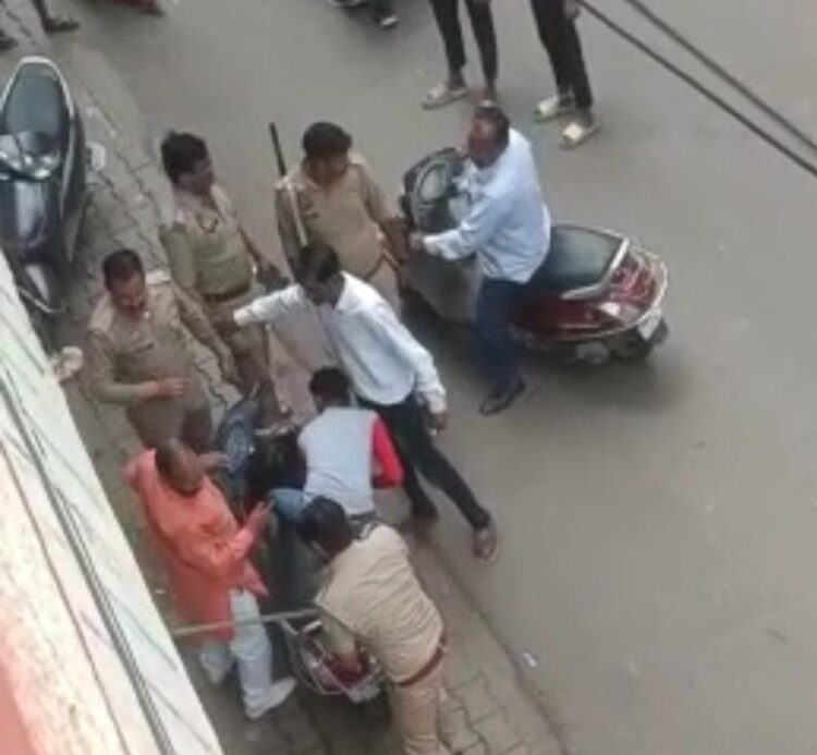 हरीपर्वत थाने में तैनात दरोगा ने की भाजपा नेता की पिटाई, वीडियो वायरल