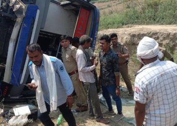 यमुना एक्सप्रेस वे पर टायर फटने से 30 फुट गहरी खाई में गिरी बस