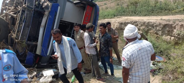 यमुना एक्सप्रेस वे पर टायर फटने से 30 फुट गहरी खाई में गिरी बस