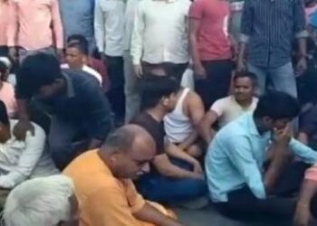 स्कूल जाने के लिए सड़क किनारे खड़े बच्चों को कार सवार ने रौंदा, दो की मौत