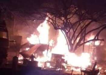 ट्रांसपोर्ट नगर में दो ट्रक में लगी आग, मची भगदड़