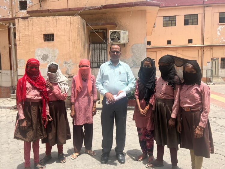 शिक्षक द्वारा की जा रही हैं अश्लील हरकतें