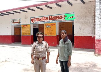 पुलिस की मौजूदगी में खुला विद्यालय, महज 6 छात्र पढ़ने पहुंचे