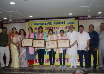 सेवा आगरा और महाकाली धर्मार्थ ट्रस्ट ने किया आगरा टॉपर बेटियों का अभिनंदन