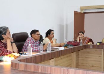 वेदों की ओर लौटने व उनके अध्ययन पर बल दिया