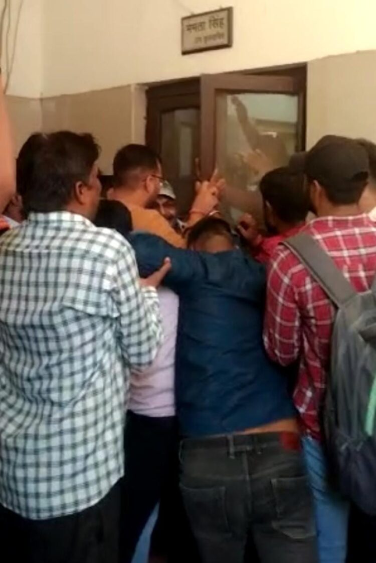 एबीवीपी का विवि में जमकर हंगामा