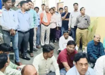 नगर निगम में भारी संख्या में कर्मचारी एकजुट होकर विरोध प्रदर्शन कर रहे