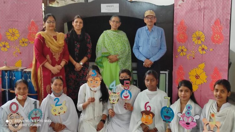 डीईआई में कठपुतली द्वारा गणित और विज्ञान सिखाया