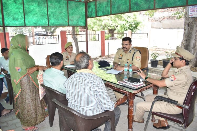 एत्माद्दौला में समाधान दिवस में पहुंचकर पुलिस अपर आयुक्त ने किया कई फरियादियों की समस्याओं का समाधान
