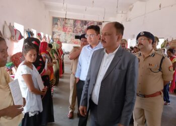 जिला जज, डीएम और अपर पुलिस आयुक्त ने किया सेंट्रल व जिला जेल का निरीक्षण