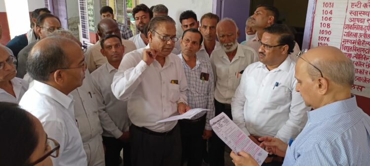 एत्मादपुर में राजस्व परिषद लखनऊ टीम का दौरा, खामियों को परखा