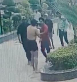 न्यू आगरा क्षेत्र में छात्र को अर्धनग्न कर दौड़ा-दौड़ा कर लाठी डंडे से पीटा