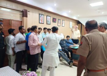 परीक्षा नियंत्रक और प्रोफेसर पर अभद्रता का आरोप लगाते हुए छात्र नेताओं ने किया जमकर हंगामा
