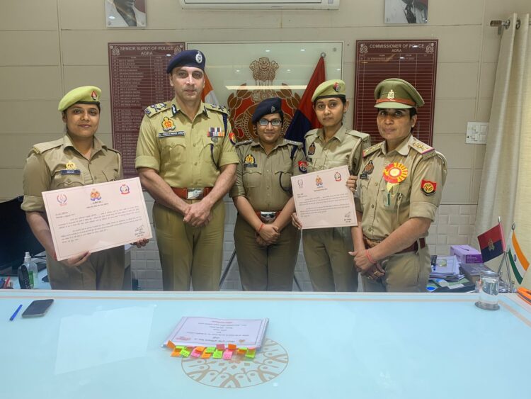 सरकार द्वारा चलाई जा रहीं महिला संबंधी योजनाओं का बेहतर तरीके से प्रचार करने पर दो महिला कॉन्स्टेबल सम्मानित