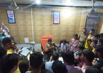 छेड़छाड़ का विरोध करने पर एबीवीपी कार्यकर्ता को घसीट-घसीट कर पीटा, घेरा थाना