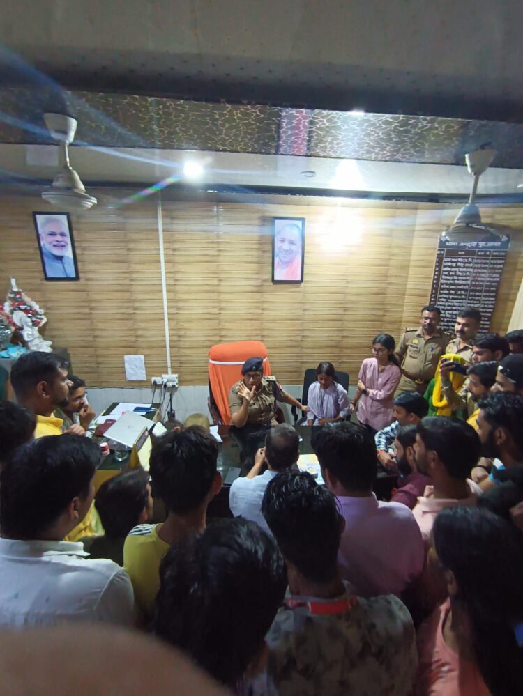 छेड़छाड़ का विरोध करने पर एबीवीपी कार्यकर्ता को घसीट-घसीट कर पीटा, घेरा थाना