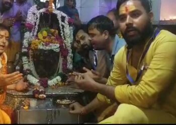 सावन के पहले सोमवार पर शिव मंदिरों में भक्तों की भारी भीड़