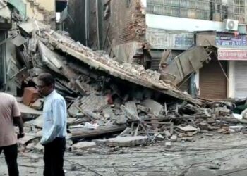 शाहगंज में गिरी बेकरी की बिल्डिंग, दो लोग दबे