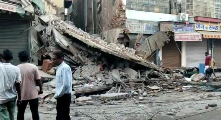 शाहगंज में गिरी बेकरी की बिल्डिंग, दो लोग दबे