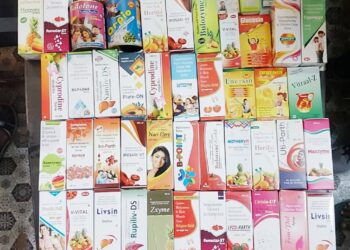चीनी, रिफाइंड और बूरा से नकली हर्बल सीरप और मल्टी विटामिन सीरप बनाने की फैक्ट्री पकड़ी