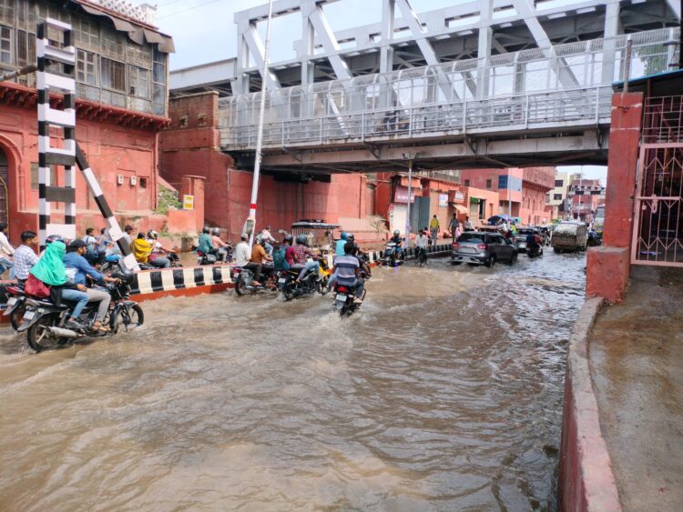 लो फ्लड लेवल पार करते ही यमुना का पानी अब शहर में घुसने लगा