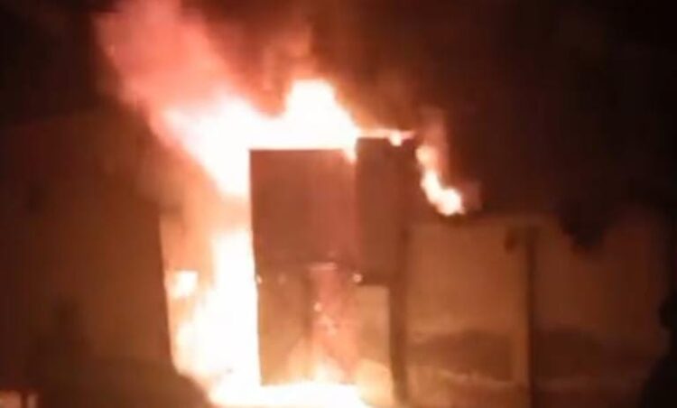 रकाबगंज में कपड़े के गोदाम में लगी आग