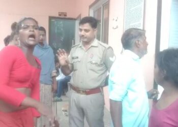 बालिका को थाने में बैठाने पर किन्नरों ने न्यू आगरा थाने में नग्न होकर किया हंगामा