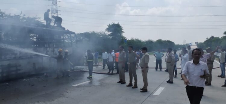 दिल्ली से गोरखपुर जा रही बस में लगी आग, सवारियों के बीच मची चीख-पुकार