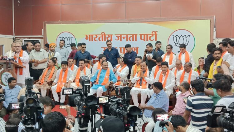 आगरा के दो बसपा नेताओं ने लखनऊ में भाजपा का दामन थामा