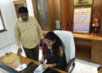 कमिश्नर रितु माहेश्वरी ने लिया चार्ज, प्रशासनिक अधिकारियों के साथ की बैठक