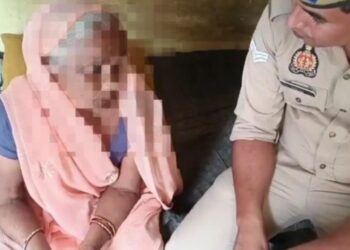बहू से नाराज होकर यमुना में कूदकर आत्महत्या करने जा रही वृद्धा को पुलिस ने बचाया