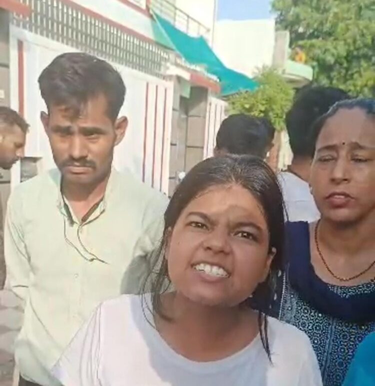 व्यापारी मर्डर केस: परिजन बोले हत्यारे को पकड़कर पुलिस के हवाले किया था, पुलिस ने छोड़ दिया