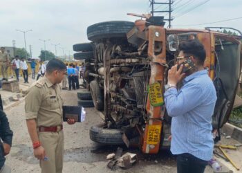 आगरा-मथुरा हाईवे पर अनियंत्रित होकर पलटा ट्रक, पांच लोग घायल