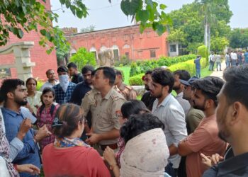 बीएएमएस छात्रों की आज से शुरू होने वाली परीक्षाएं अंतिम समय पर स्थगित, कुलपति ऑफिस पर हंगामा