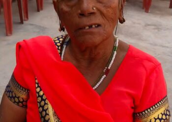 जुआ खेलने का विरोध करने पर बुजुर्ग महिला का रेता गला